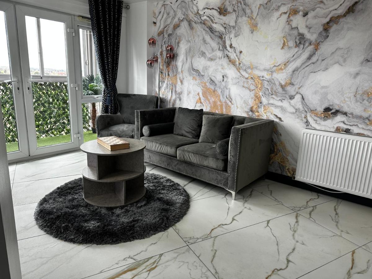 Two Bed Apartment With Balcony Slough,Windsor,Legoland Exteriör bild