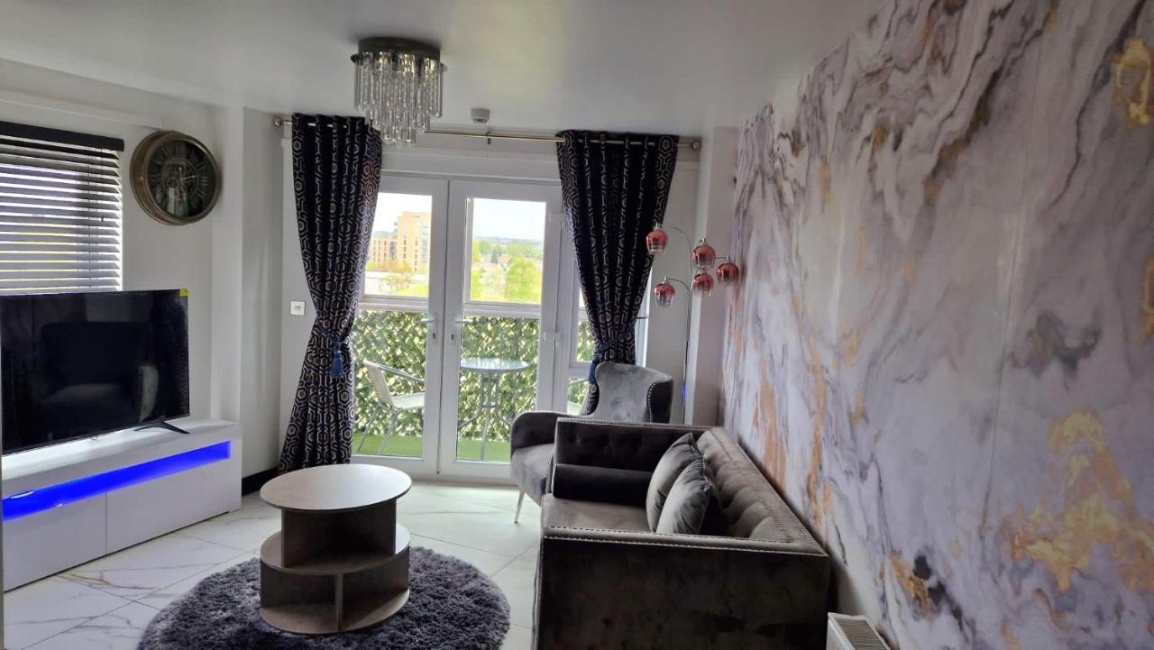 Two Bed Apartment With Balcony Slough,Windsor,Legoland Exteriör bild