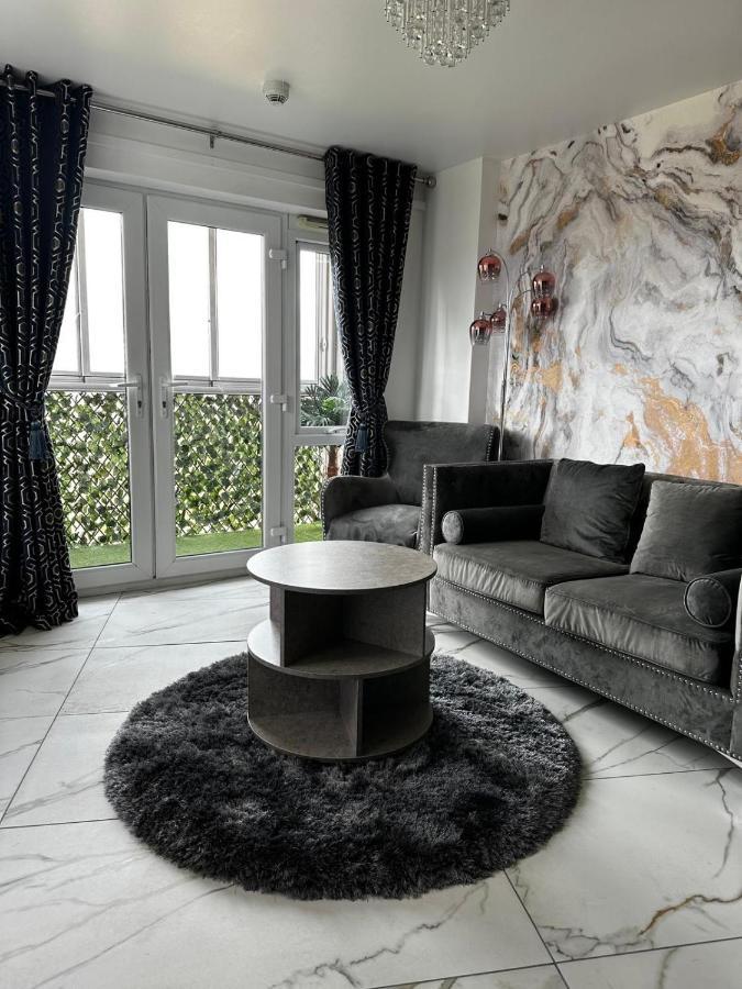 Two Bed Apartment With Balcony Slough,Windsor,Legoland Exteriör bild